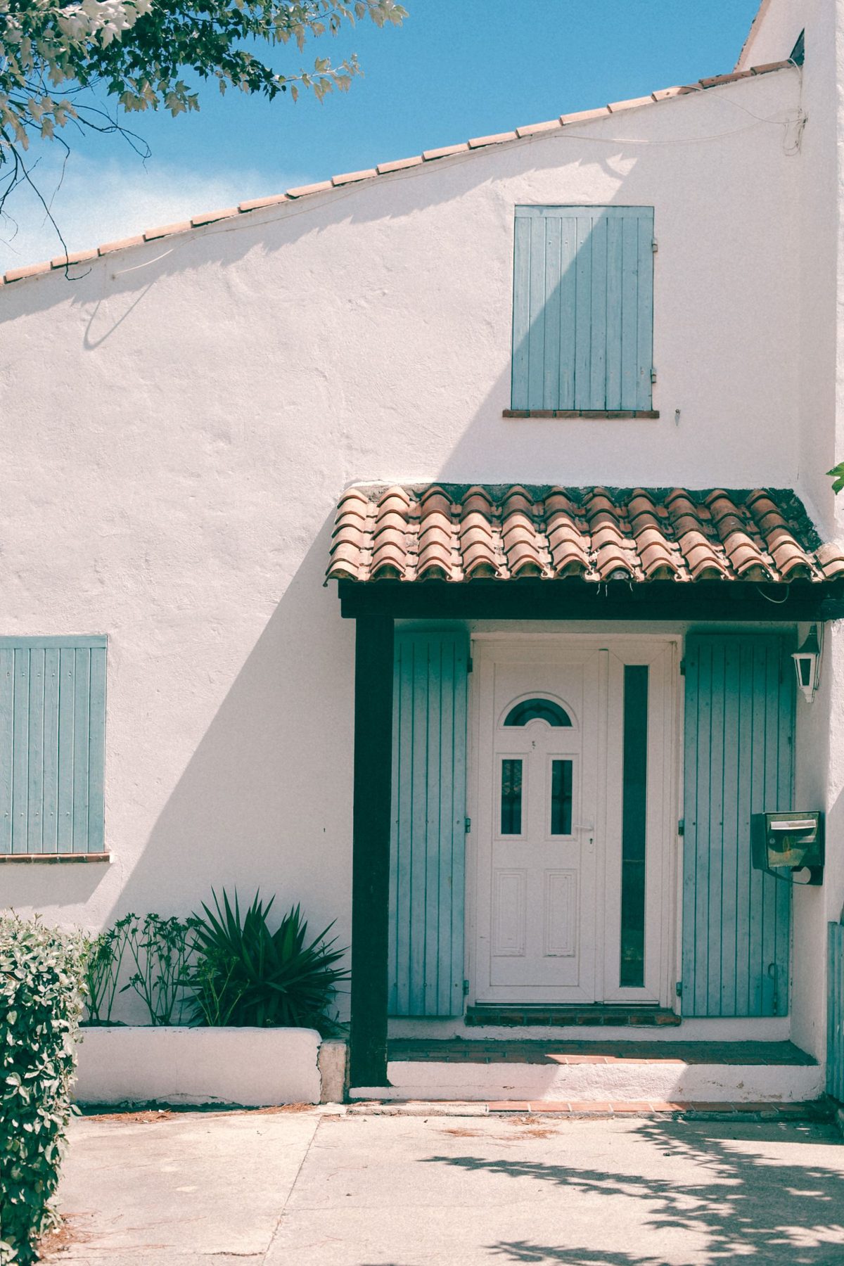 Façade de maison avec fenêtres et volets à étudier avant rénovation
