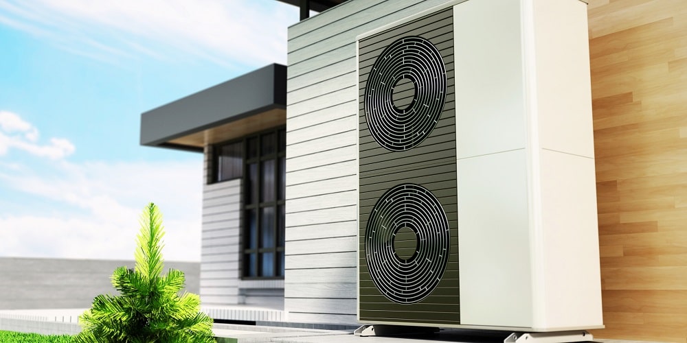 Unité extérieure de pompe à chaleur air eau installée devant une maison