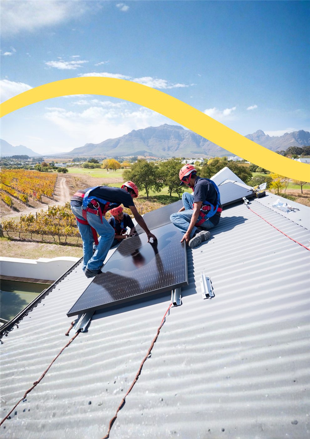 Équipe installant des panneaux photovoltaïques sur une toiture